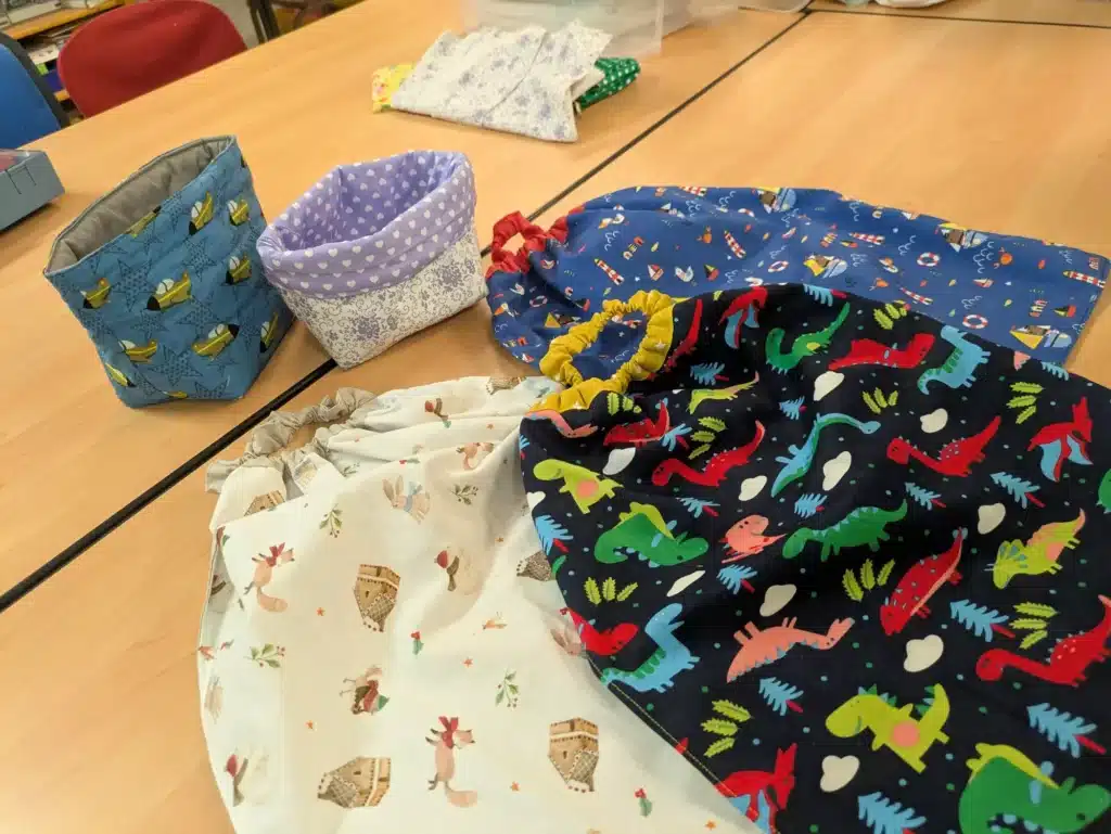 🧵 Les petites mains de l’APEL : Un après-midi Couture plein de talents !