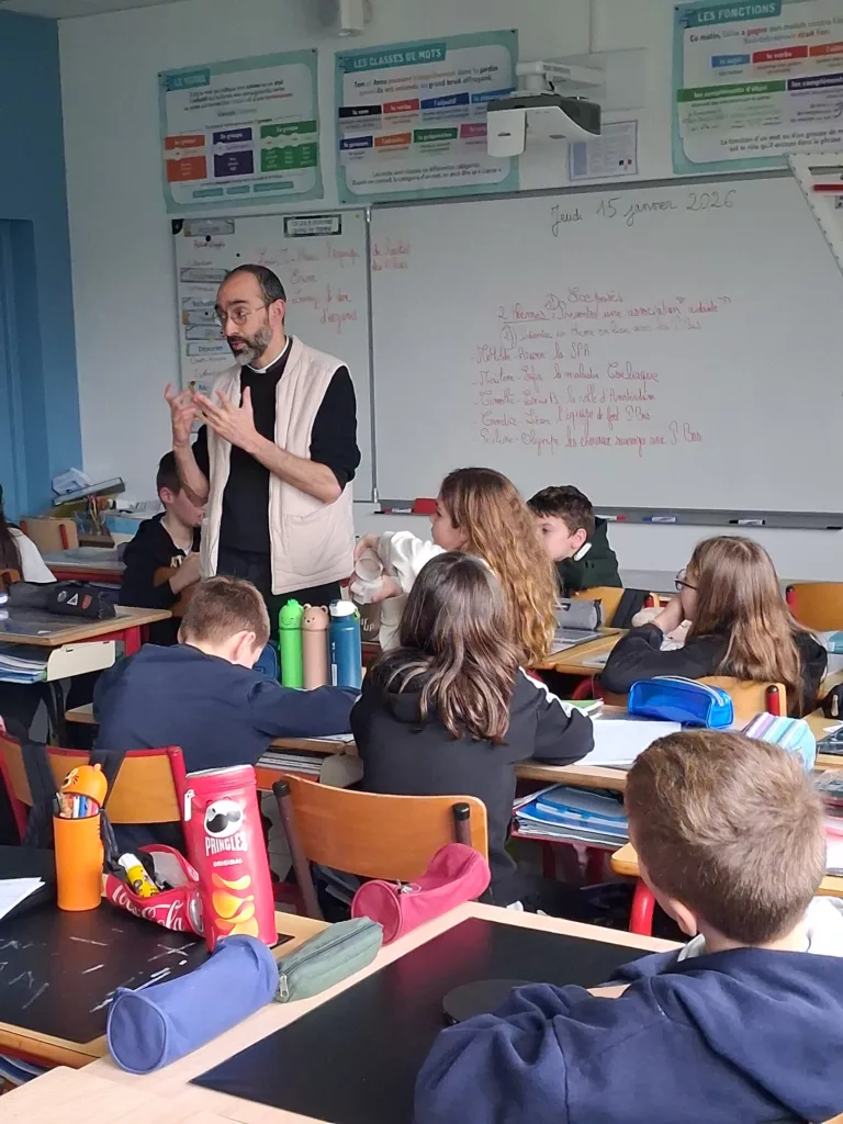 Le Père Stéphane vient rencontrer les élèves de St Joseph