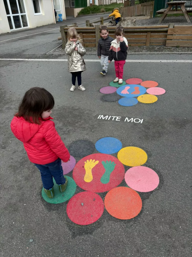 Un nouveau jeu dans la cour des maternelles !